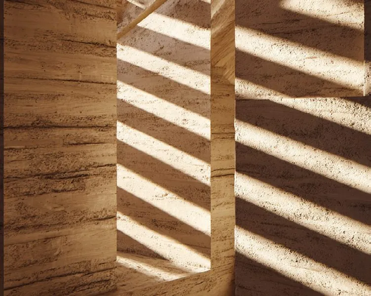 Lumière rasante filtrée par des lames de bois